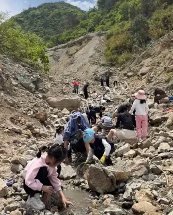 浙江山村捡宝石